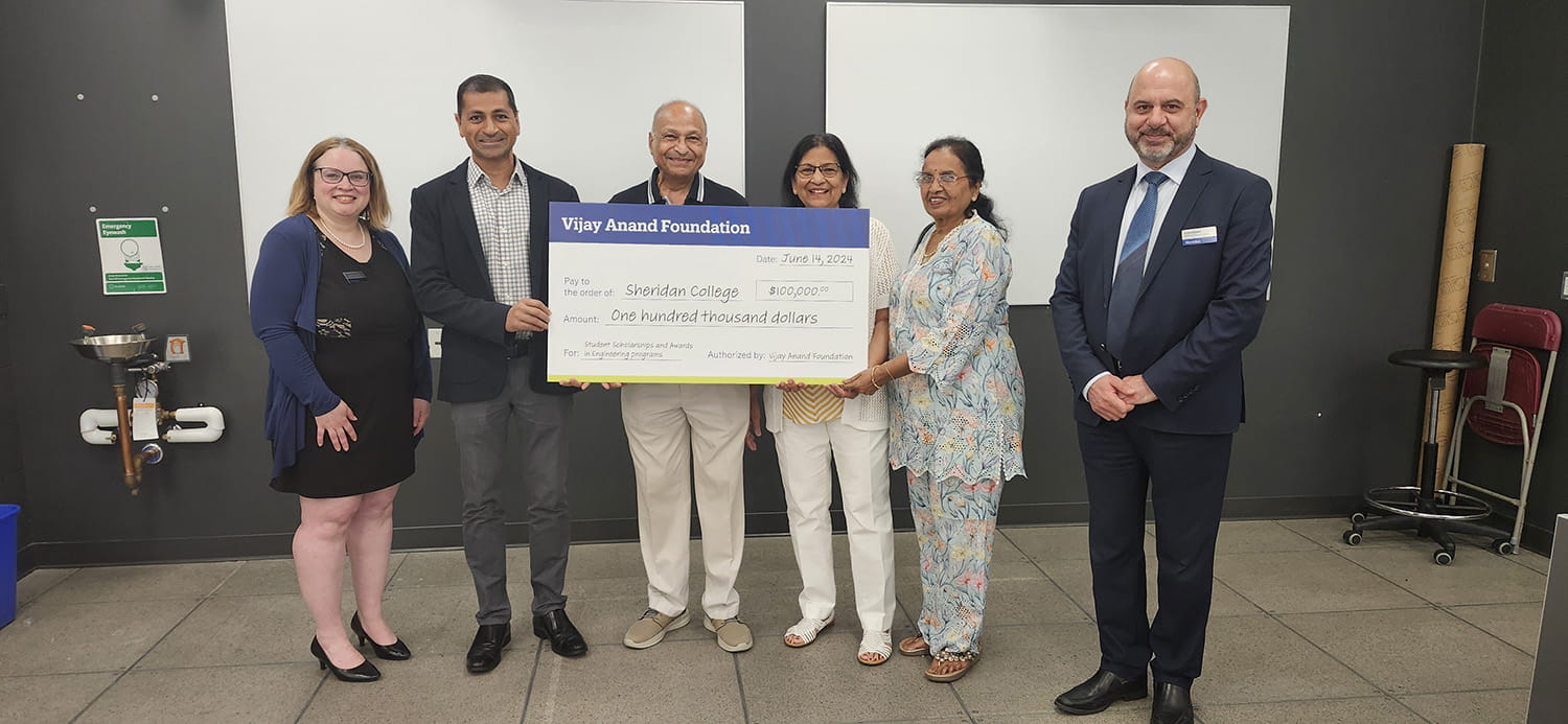 Vijay-anand-cheque-presentation